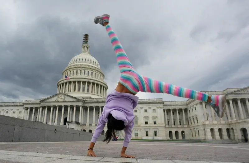 3/31Una nena colombiana de 10 años, hace una voltereta mientras visita el Capitolio de los Estados Unidos, mientras los miembros republicanos de la Cámara continúan trabajando para elegir un nuevo Presidente de la Cámara en Washington, en Estados Unidos. 