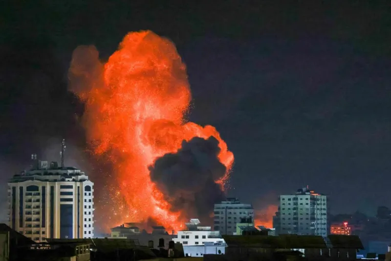 8/31Una bola de fuego surge de un ataque aéreo israelí en la ciudad de Gaza. El número de muertos por el ataque sin precedentes del grupo militante palestino Hamás en su territorio aumentó a 900 en Israel. Foto MOHAMMED ABED / AFP