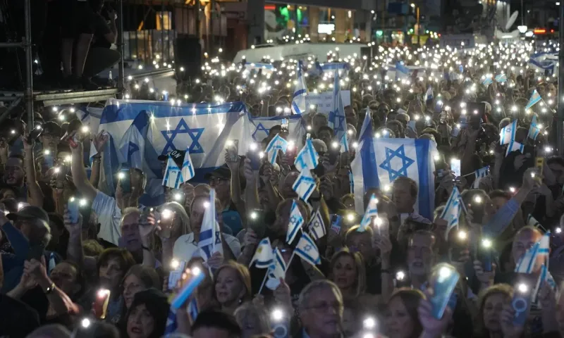 9/31Conmovedor gesto por la paz. Una marcha masiva en apoyo a Israel. en el barrio porteño de Almagro en Buenos Aires. Foto: Marcelo Carroll