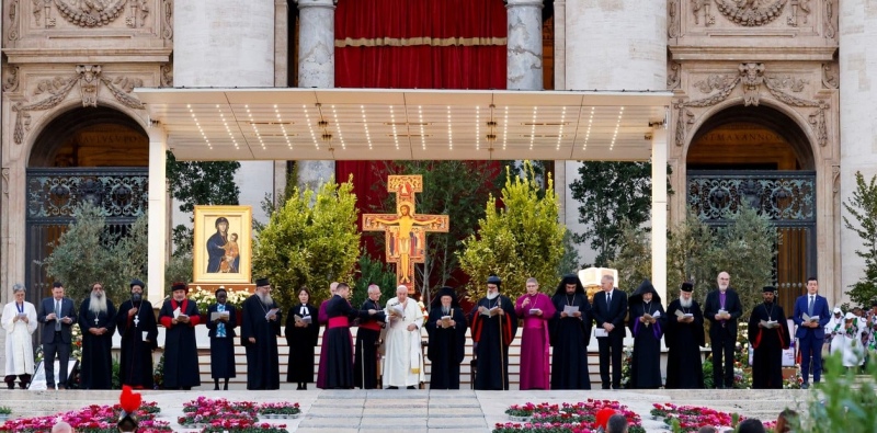   El Papa, con líderes de la Iglesia, este sábado durante una vigilia de anticipo al Sínodo que se abre este miércoles. Foto: AP