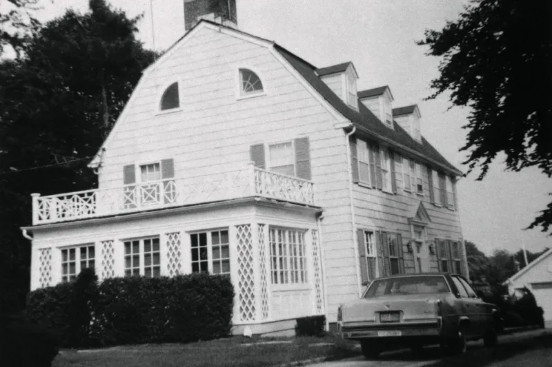  El número 112 de la Ocean Avenue, en Amityville, una aldea en la costa sur de Long Island, donde los DeFeo vivían desde hacía nueve años. Años más tarde tuvieron que cambiar el número de dirección al 108 para evitar el acoso de los curiosos