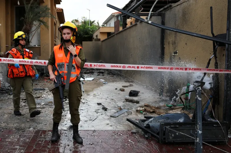 Soldados de Israel custodian un lugar en donde cayó un misil desde la Franja de Gaza. (Foto: Reuters)Por: REUTERS