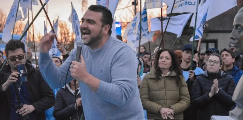   La foto que publicó el 17 de octubre la concejal Laura Ávila (de campera verde) durante el discurso del intendente de Ushuaia, Walter Vuoto.