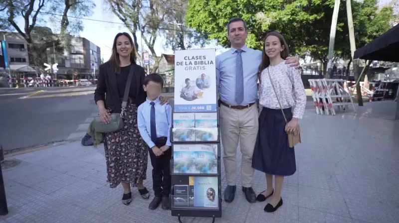 Adrián y Giselle le permitieron al equipo de Telenoche vivir un día entre los Testigos de Jehová. (Video: eltrece)