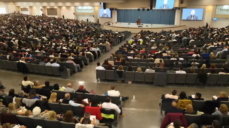 En el Salón de Asambleas de los Testigos de Jehová, en Ezeiza, se celebró una de las jornadas de bautismo en un evento que duró tres días. (Foto: captura de eltrece)