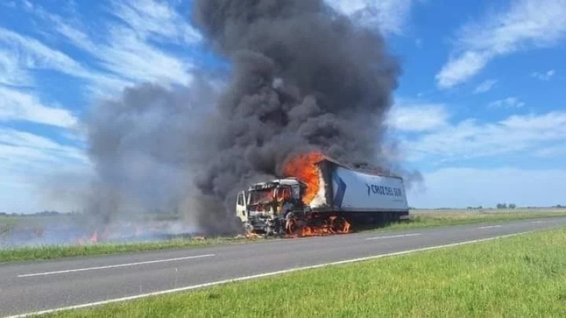 Impactante incendio consumió un camión en la ruta 205, cerca de Bolivar