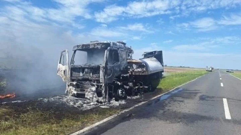 Impactante incendio consumió un camión en la ruta 205, cerca de Bolivar