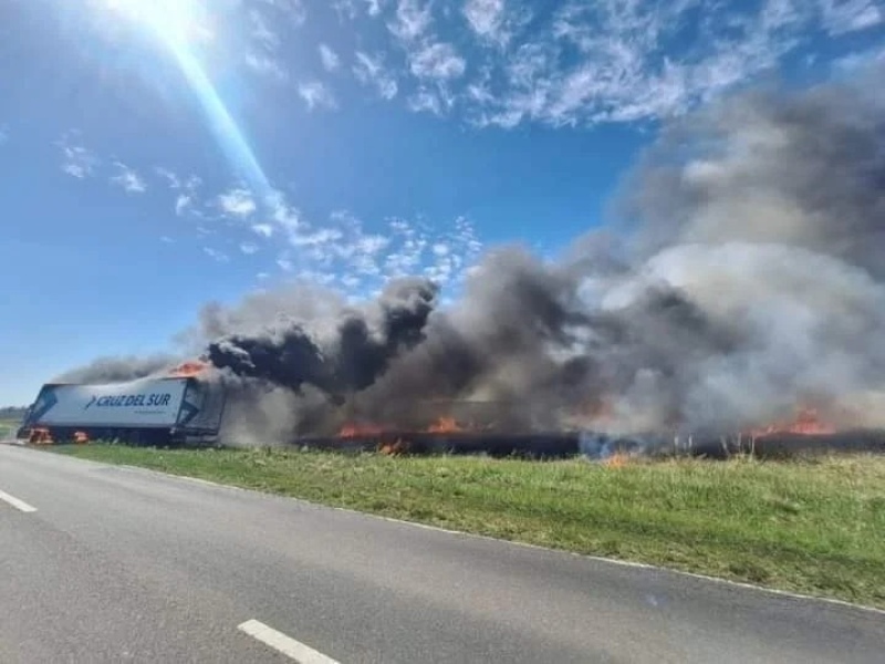 Impactante incendio consumió un camión en la ruta 205, cerca de Bolivar