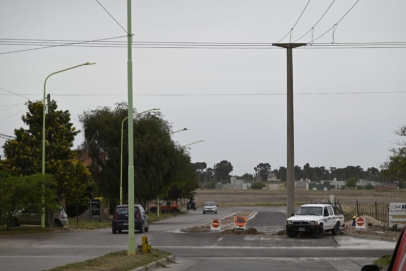 Insólito: pavimentaron en Bahía Blanca una calle con un poste en el medio