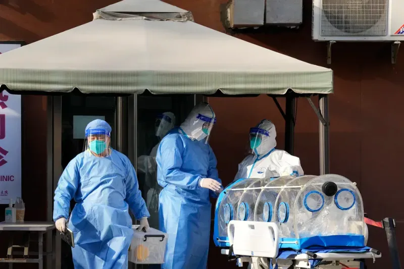 Médicos con equipo de protección preparan su equipamiento ante una unidad de fiebre en un hospital de Pekín (AP)