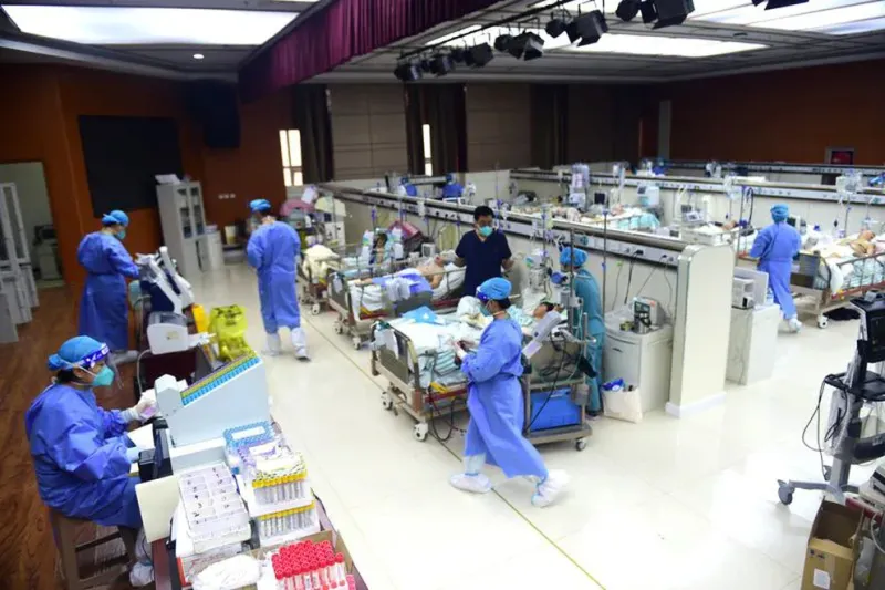  Foto de archivo: trabajadores de salud atendiendo pacientes con COVID en un hospital en Cangzhou, en la provincia china de Hebei, el 11 de enero de 2023 (China Daily via REUTERS)