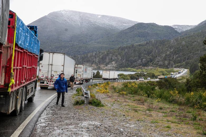 Al menos seis personas murieron esta mañana cuando una combi que transportaba a un grupo de turistas, que se dirigía a realizar una excursión por la Ruta de los Siete Lagos chocó de manera semi frontal contra un camión entre Bariloche y Villa La Angostura