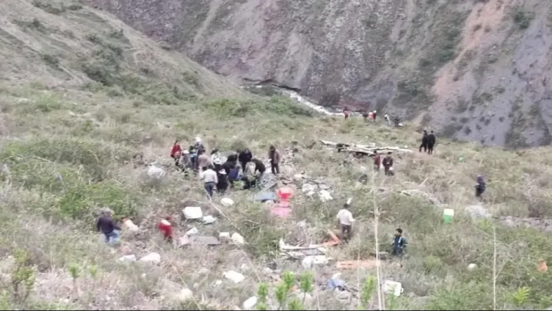 Un colectivo cayó por un barranco, hay al menos 23 muertos y las impactantes imágenes recorren el mundo