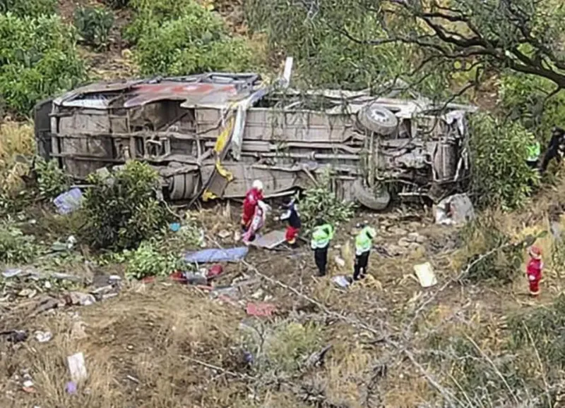 Un colectivo cayó por un barranco, hay al menos 23 muertos y las impactantes imágenes recorren el mundo