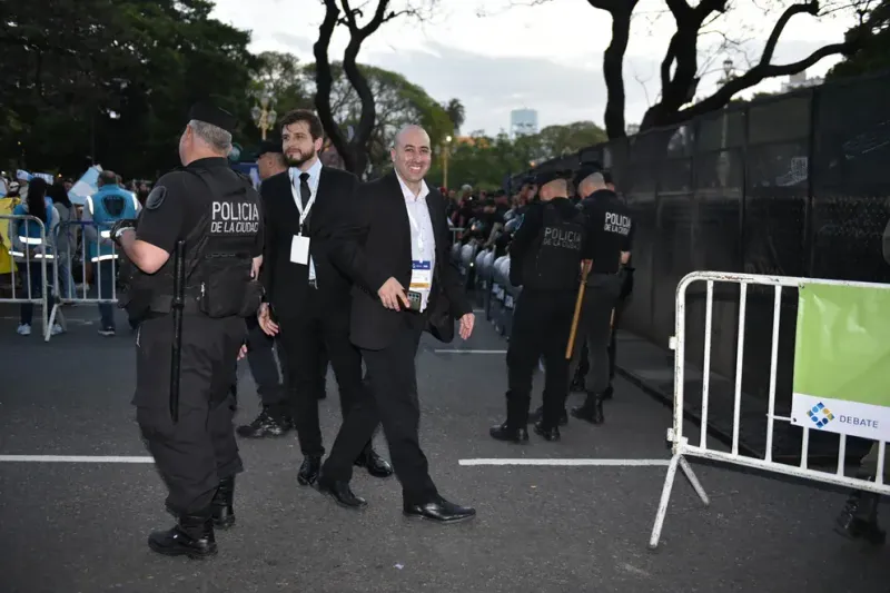  Fernando Cerimedo e Iván Dubois, dirigentes de La Libertad Avanza, ingresando a la Facultad (Ariel Torres)