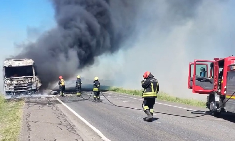 Impresionante explosión de un camión en la Ruta 3