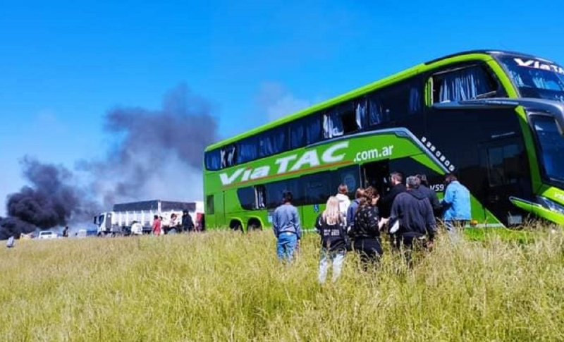 Impresionante explosión de un camión en la Ruta 3