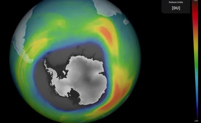 El agujero de ozono en la Antártida se hace inmenso de nuevo. Las mediciones del satélite Copernicus Sentinel-5P muestran que el agujero de ozono este año sobre la Antártida es uno de los mayores registrados, y se sospecha de la erupción del volcán de Ton