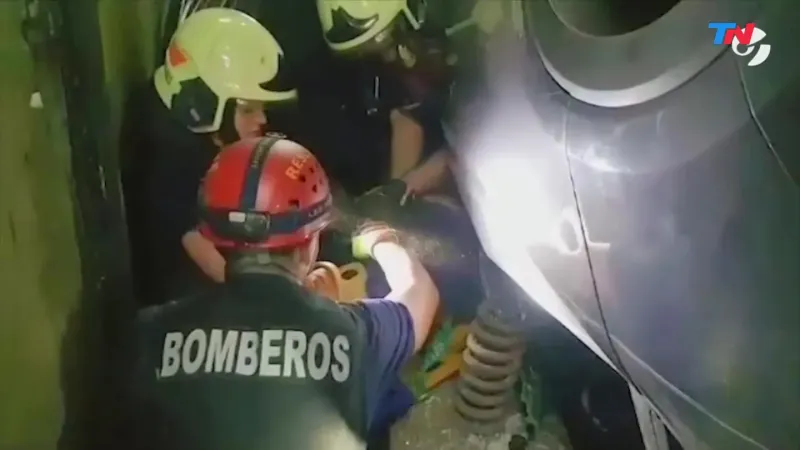 El accidente se produjo cuando el conductor estaba dando marcha atrás y, por una mala maniobra, terminó en el hueco del montacarga. (Video: Policía de la Ciudad)