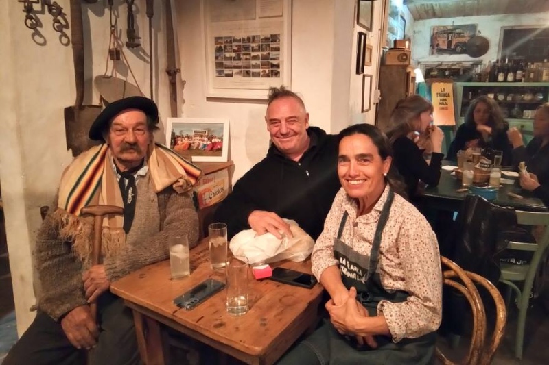 Ricardo Iorio en La Tranca de Cura Malal Con Domingo Silvera y Mercedes Resch Gentileza Pulperia La Tranca