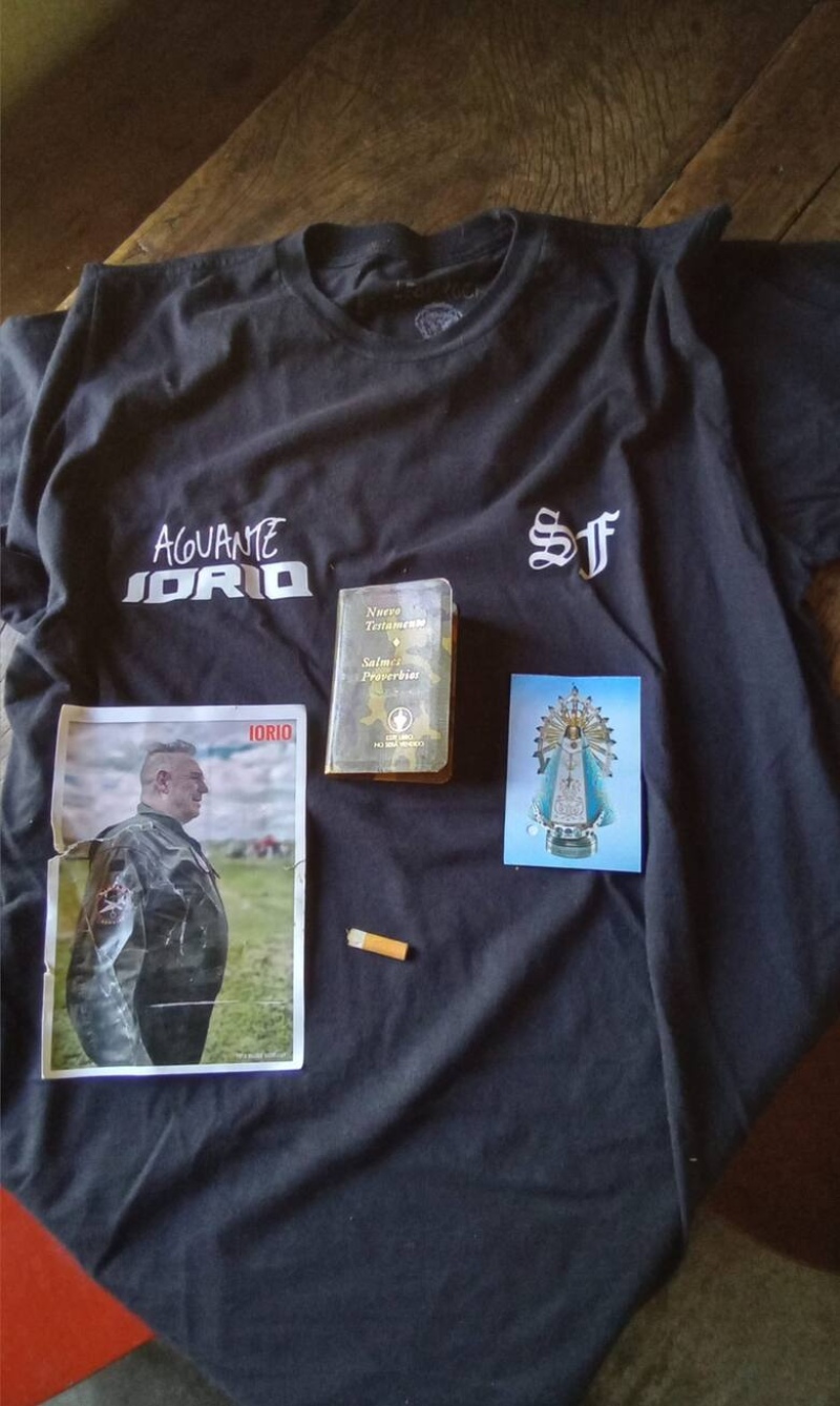 Una remera y una imagen de la Virgen de Luján, los recuerdos que Iorio dejó en la pulperíaFacebook La Tranca Cura Malal