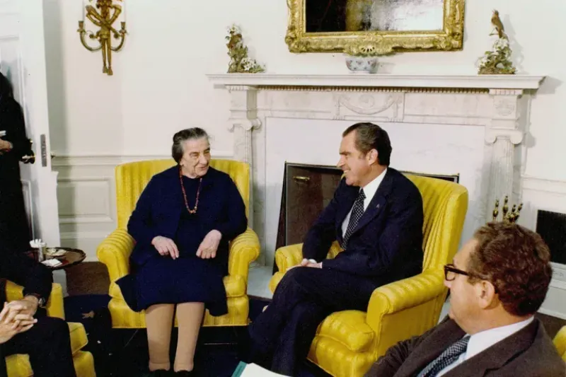  Kissinger acompañando a Richard Nixon en un encuentro con Primera Ministro de Israel, Golda Meir, en noviembre de 1973 (Richard Nixon Museum and Library/Handout via REUTERS)