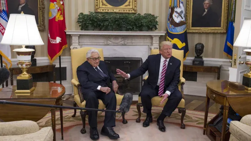  Recepción de Donald Trump a Henry Kissinger en el Salón Oval de la Casa Blanca, 10 de mayo de 2017 (foto Molly Riley-Pool/Getty Images)