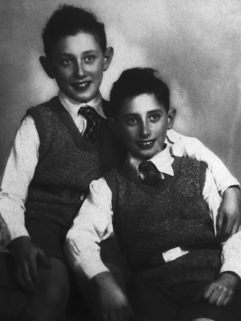  Kissinger, de 11 años, junto a su hermano Walter, de 10. Ambos habían nacido en Alemania