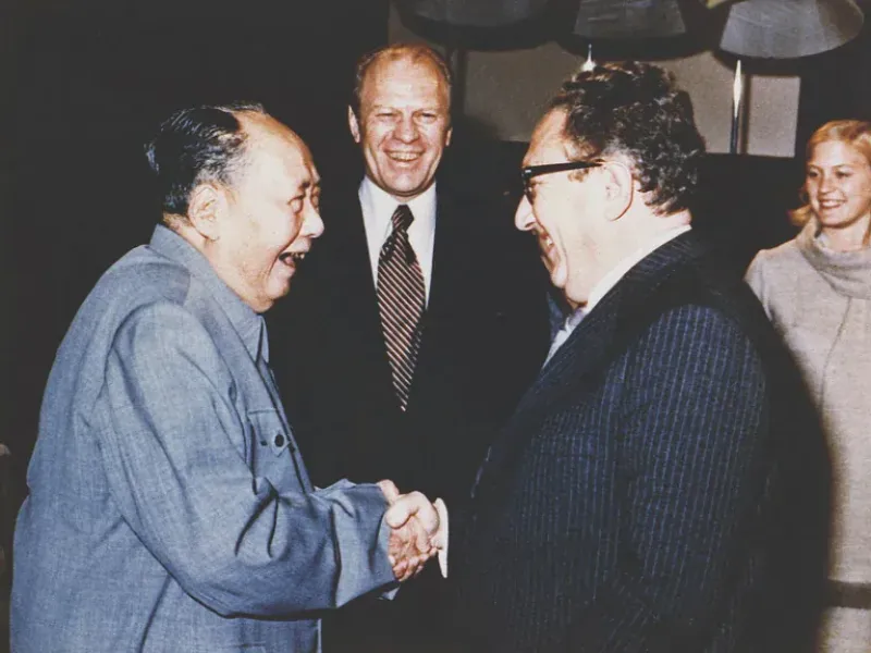  Kissinger le da la mano a Mao Tse-Tung, durante una visita a la residencia del Presidente Gerald Ford en Beijing, China, el 2 de diciembre de 1975 (Gerald R. Ford Library/Handout via REUTERS)