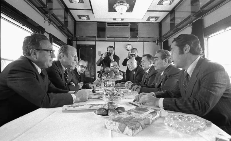  Gerald Ford, Henry Kissinger y otros funcionarios estadounidenses reunidos con el secretario general soviético Brezhnev a bordo de un tren ruso con destino a Vladivostok, Rusia, el 23 de noviembre de 1974 (Gerald R. Ford Library/Handout via REUTERS)