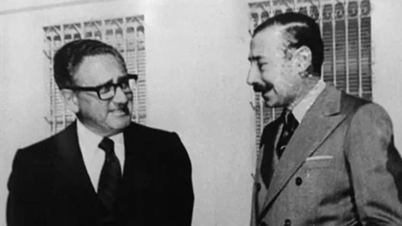  Henry Kissinger junto a Jorge Rafael Videla