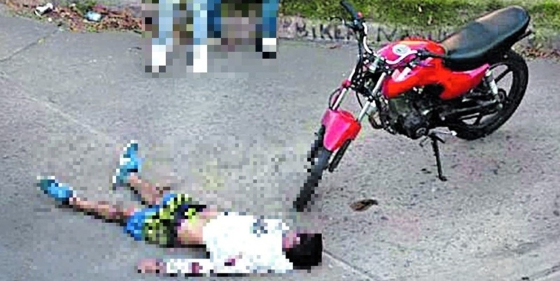 David Moreira (18), al lado de la moto con la que salió a robar junto a un cómplice, tras ser linchado en Rosario el 22 de marzo de 2014