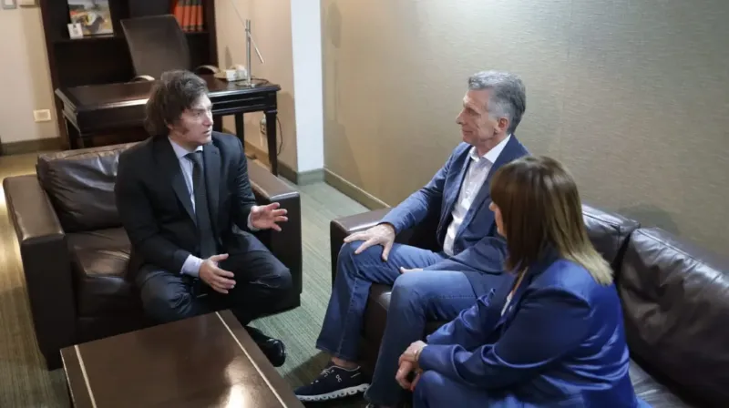 Javier Milei, Mauricio Macri y Patricia Bullrich en el piso 21 del Hotel Libertador (Foto: prensa LLA).