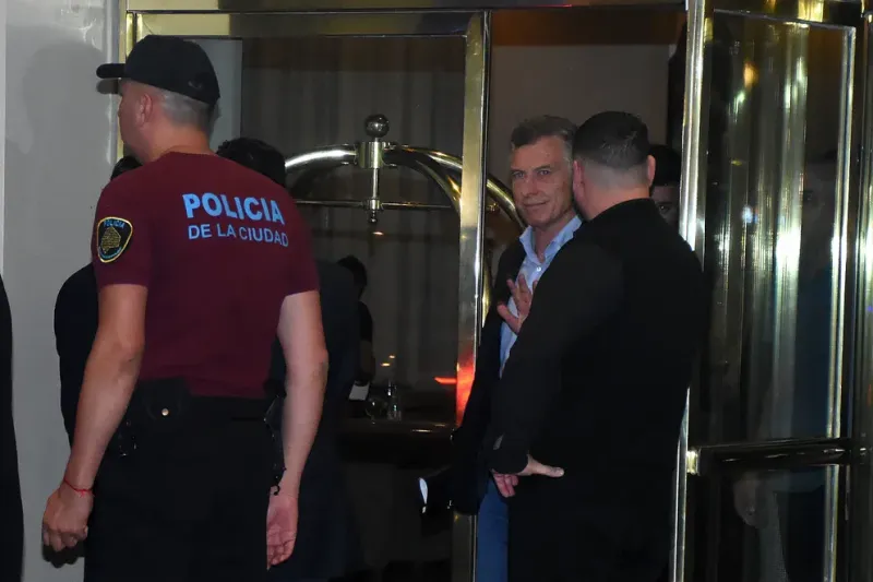  El ex presidente saliendo del hotel tras reunirse con el mandatario electo (Nicolas Stulberg)