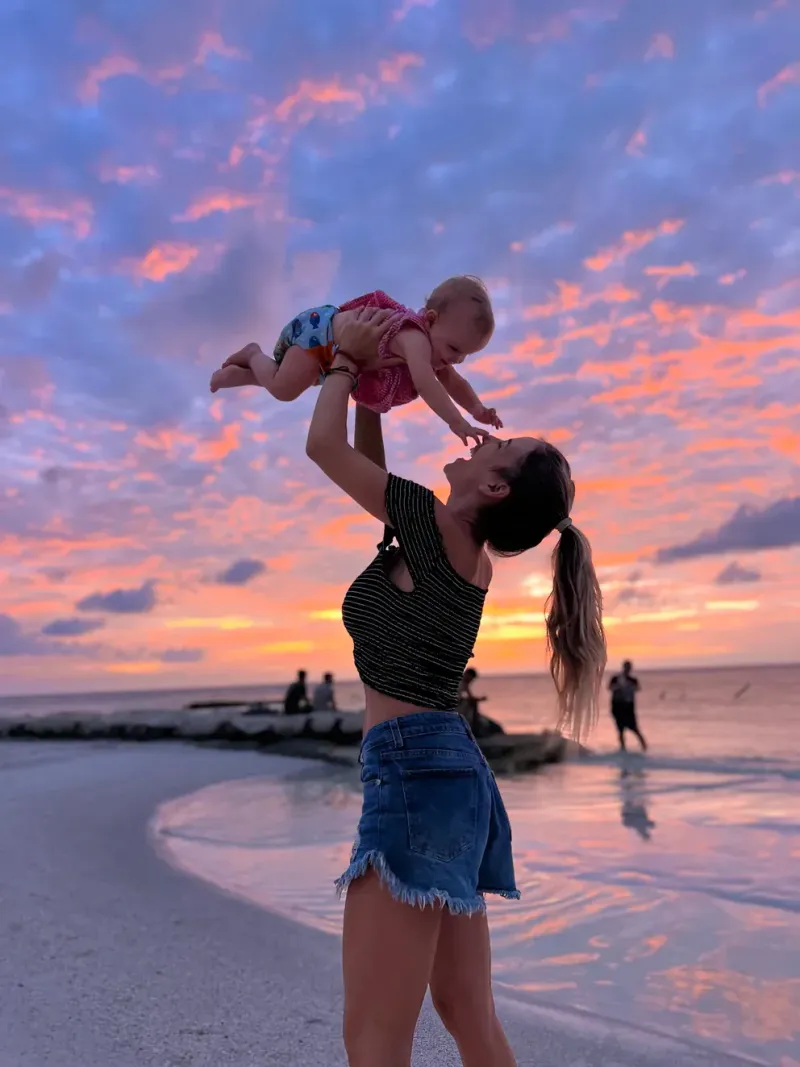  Marianela junto a Ana en uno de sus momentos preferidos: el atardecer en la playa