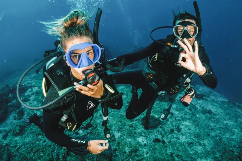  El buceo forma parte de sus vidas: Kevin se recibió de instructor y combinó esa faceta con su formación como profesor de educación física