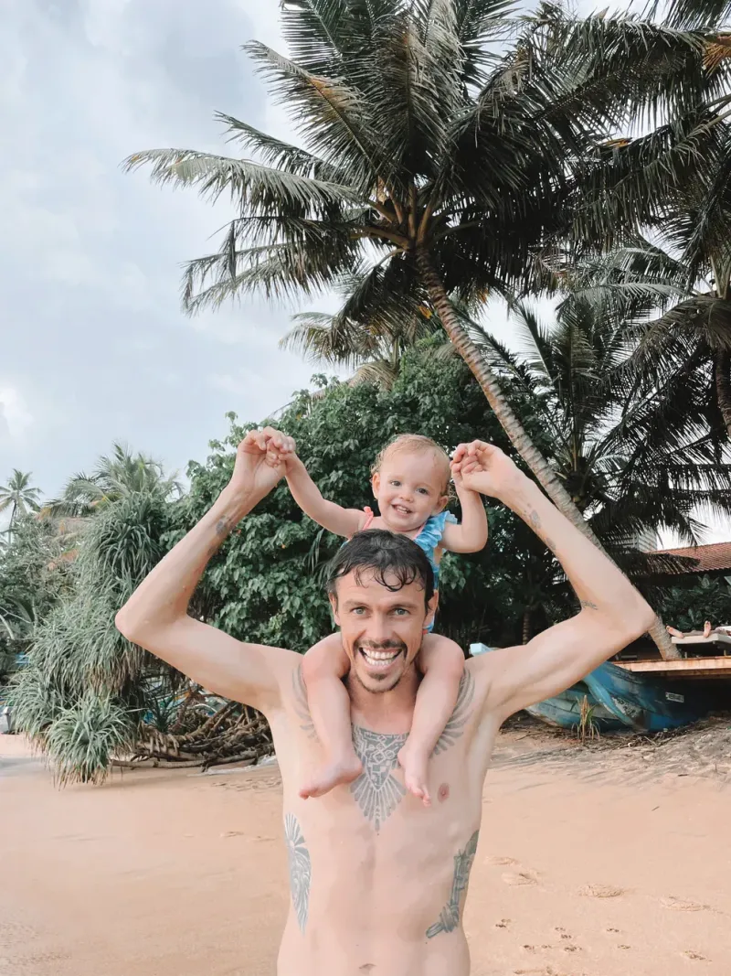  Kevin y Alma a pleno disfrute en un día de playa: el próximo destino es Tailandia, donde pasarán el cuarto aniversario de novios