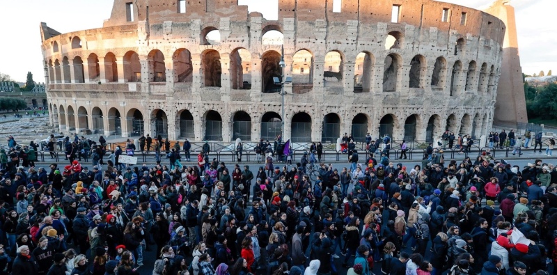 Una masiva marcha frente al Coliseo, en Roma, este sábado, para pedir justicia para las mujeres asesinadas por sus parejas, en el Día Internacional para la eliminación de la violencia contra las mujeres. 