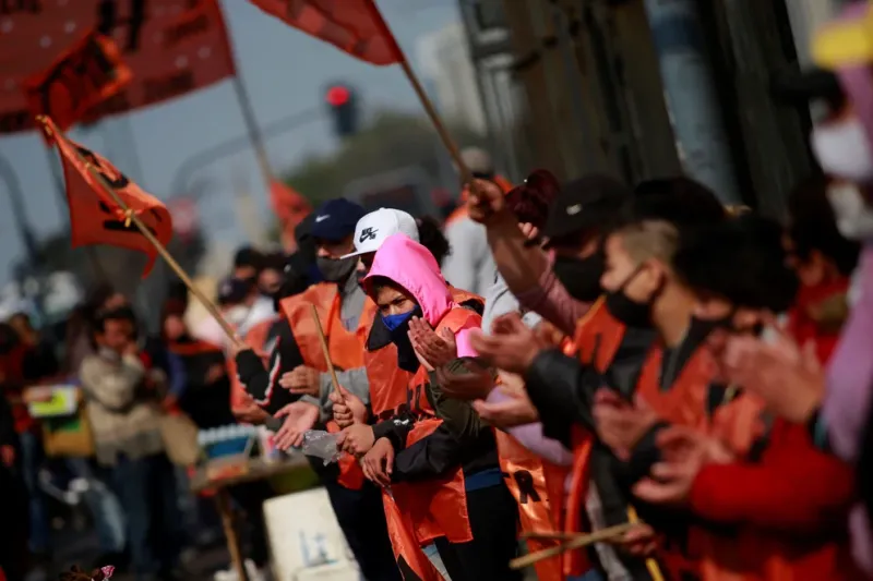  Un grupo de personas se manifiesta frente al Ministerio de Desarrollo, en Buenos Aires (Argentina). EFE/Demian Alday Estevez