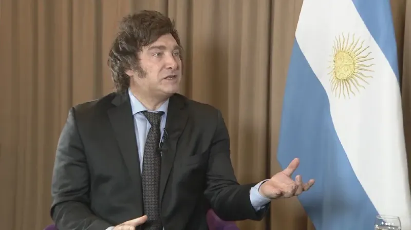 Javier Milei en una entrevista con Edgardo Alfano y Marcelo Bonelli. (Foto: captura TN)