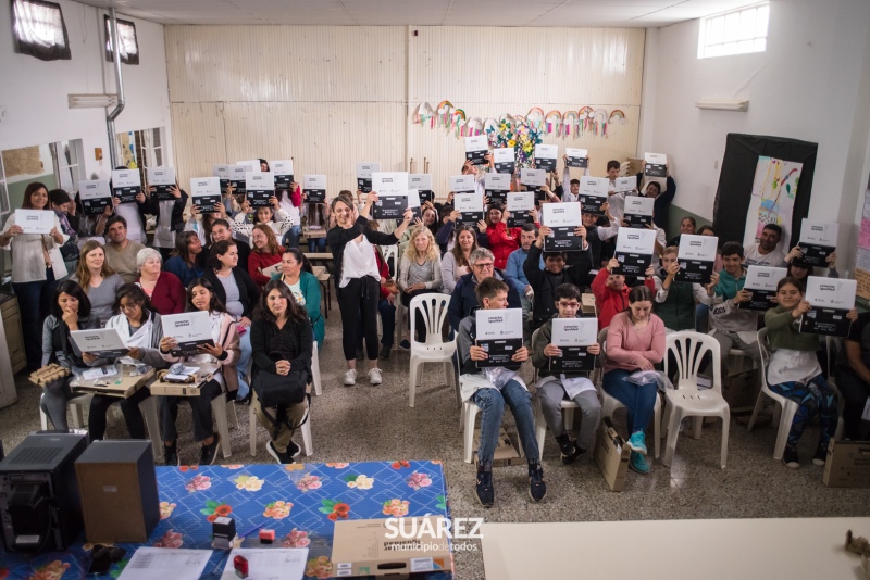 Alumnos de Pueblo San José y Cura Malal recibieron su netbooks