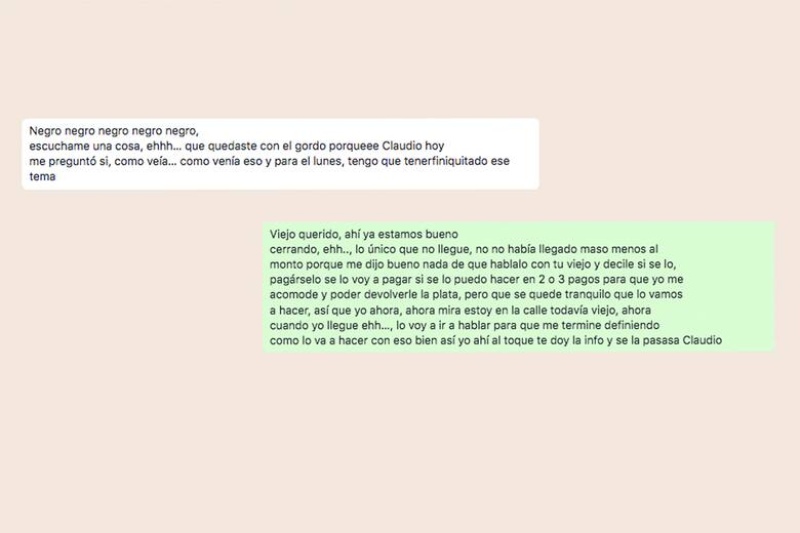 Reproducción de un intercambio de mensajes de audio entre Rigau y un contacto llamado ”Chispa”, el 18 de agosto de 2023. El cruce de mensajes surge a partir de faltas de dinero por gastos de los titulares de las tarjetas