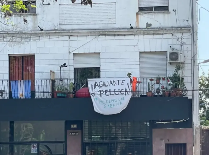 ”Aguante Peluca”, escribió una familia que usó una sábana para expresar su apoyo al líder libertario. (Foto: X/eugeniarolon_)