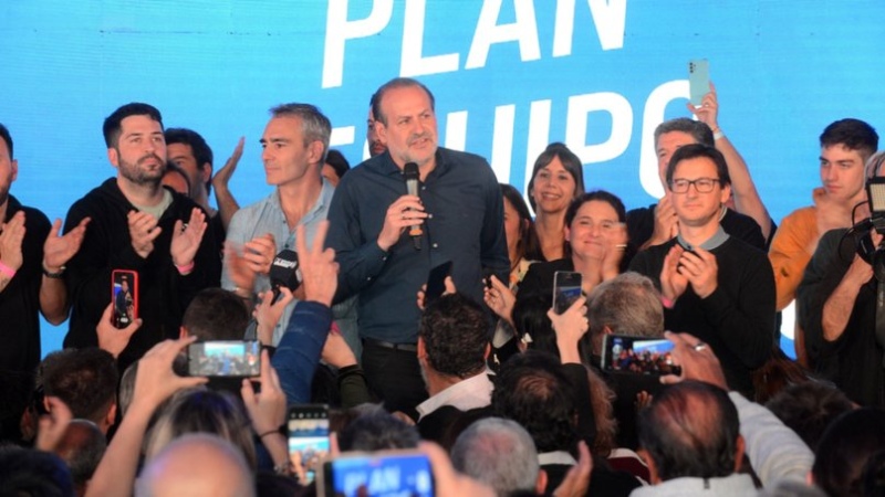 Federico Susbielles junto a su equipo, en los festejos del domingo pasado.