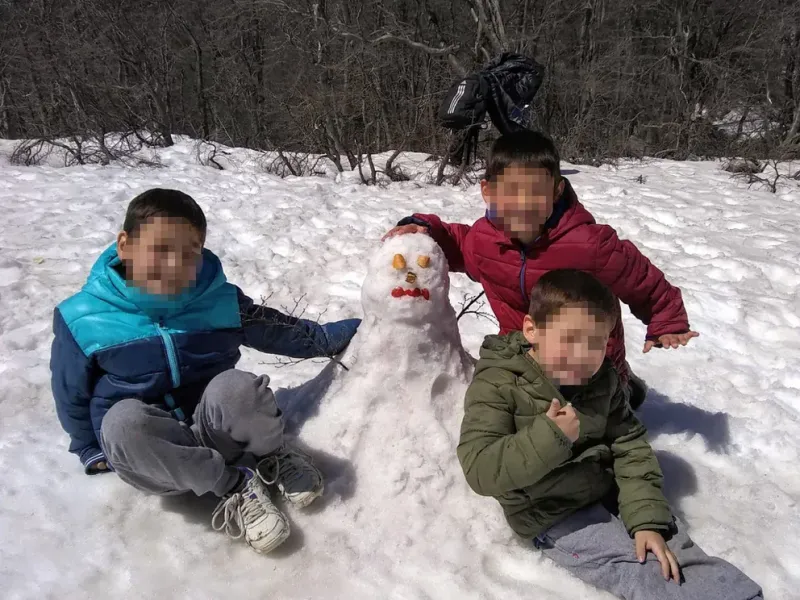  El invierno en las sierras y las caritas de felicidad de los tres hermanos