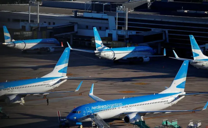 Foto de archivo - Aviones de Aerolíneas Argentinas se ven estacionados en el aeropuerto nacional Jorge Newbery en Buenos Aires, Argentina, 29 de abril de 2020. REUTERS/Agustin Marcarian