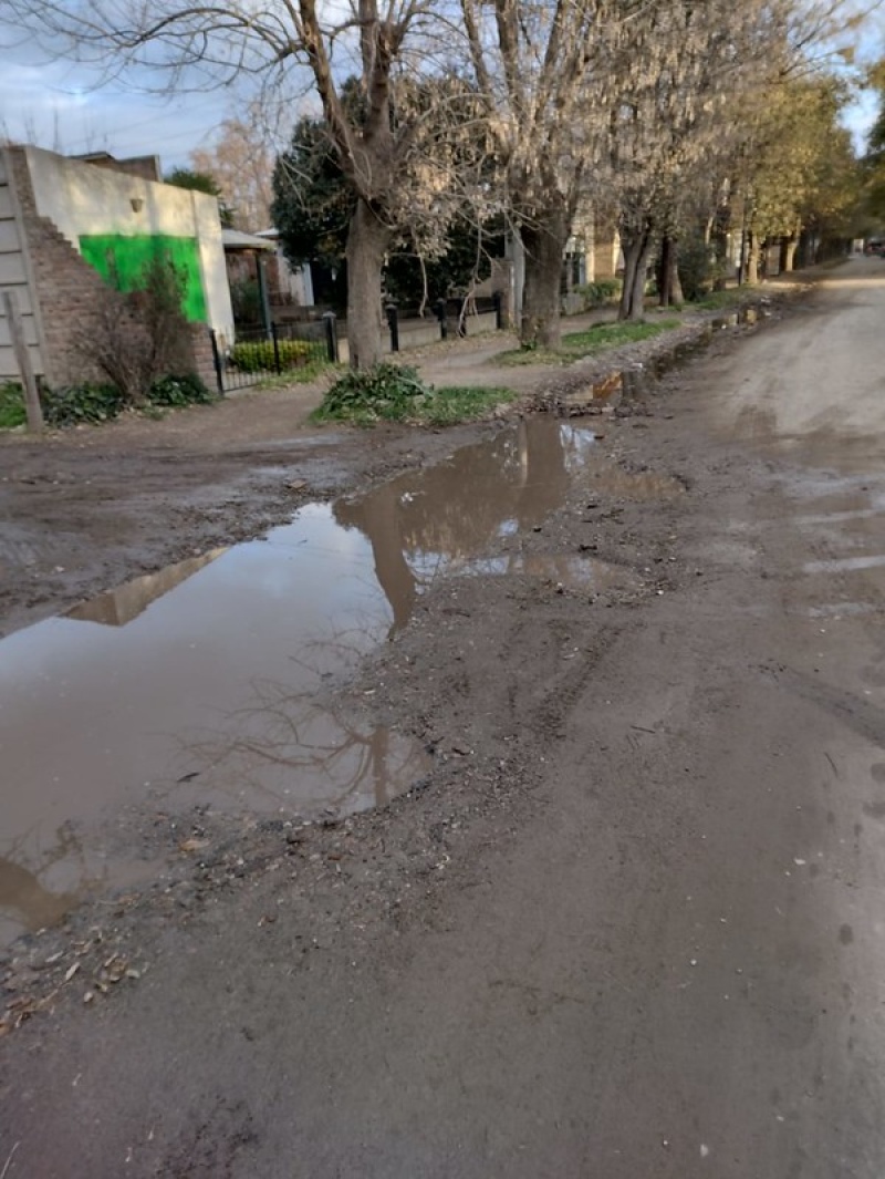 Paisaje frecuente: Pozos, y agua estancada por la falta de nivelación de las calles