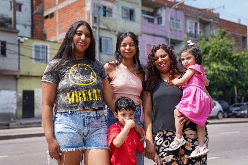   Antonella, su mamá y sus hermanos. Vendía rosquitas en la calle y con su primer trabajo formal pudo comprarles regalos de Navidad a todos. Foto: Juano Tesone