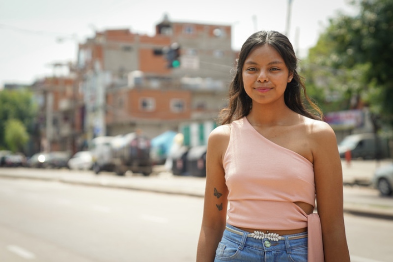   Antonella vendía rosquitas en la calle y con su primer trabajo formal pudo comprarles regalos de Navidad a todos. Foto: Juano Tesone