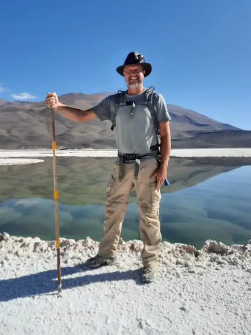  Brian Hynek explora a una laguna en la Puna de Atacama de Argentina. (Universidad de Boulder)